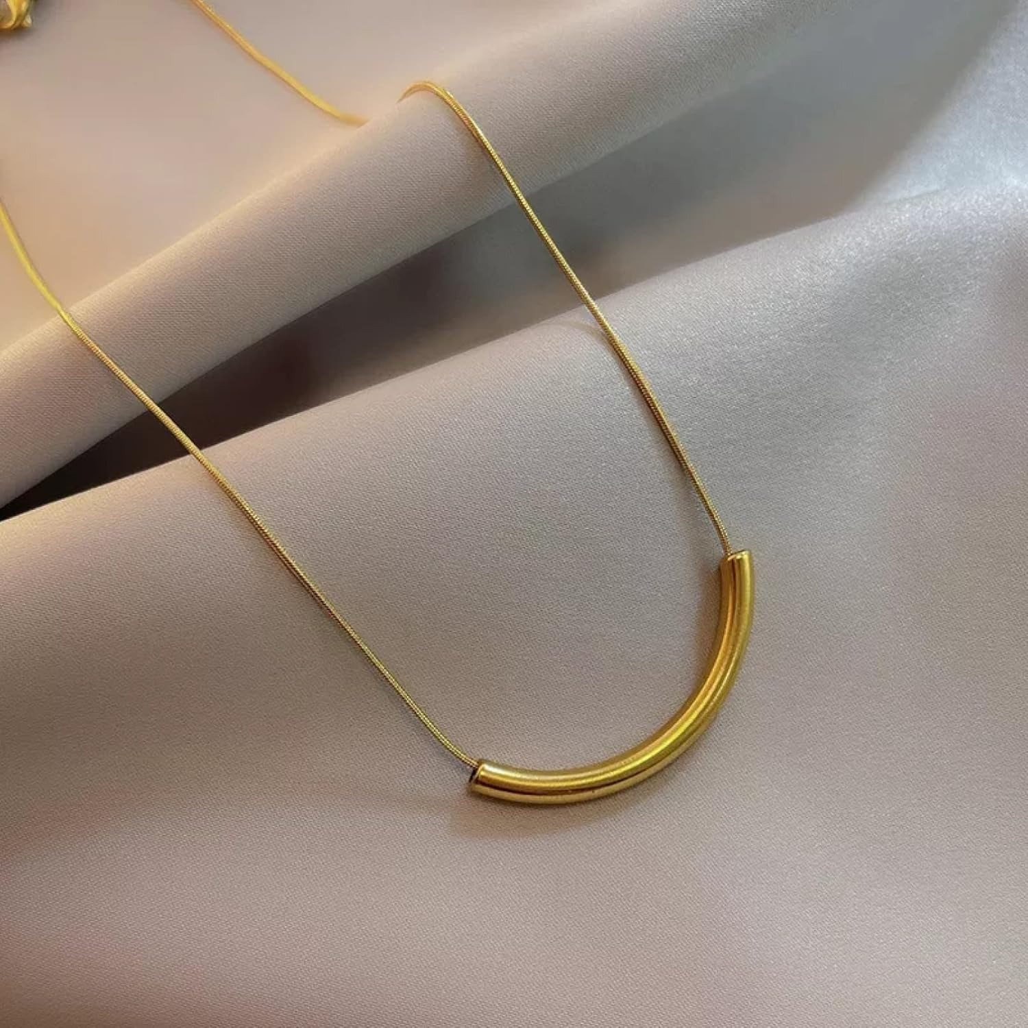 Collarbone necklace, with a thin chain that fits the neckline, a small pendant adorns the collarbone, simple and delicate to show elegance, versatile for daily wear. 