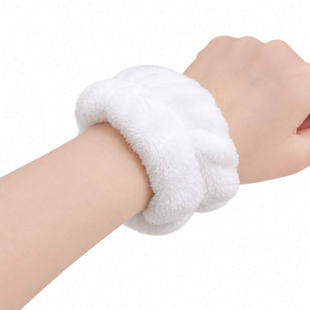 Soft plush coral fleece absorbent wristbands. Wearing them while washing your face prevents water from running down your arms. Available in multiple colors, they are skin-friendly with moderate elasticity, water-absorbent, practical and versatile.