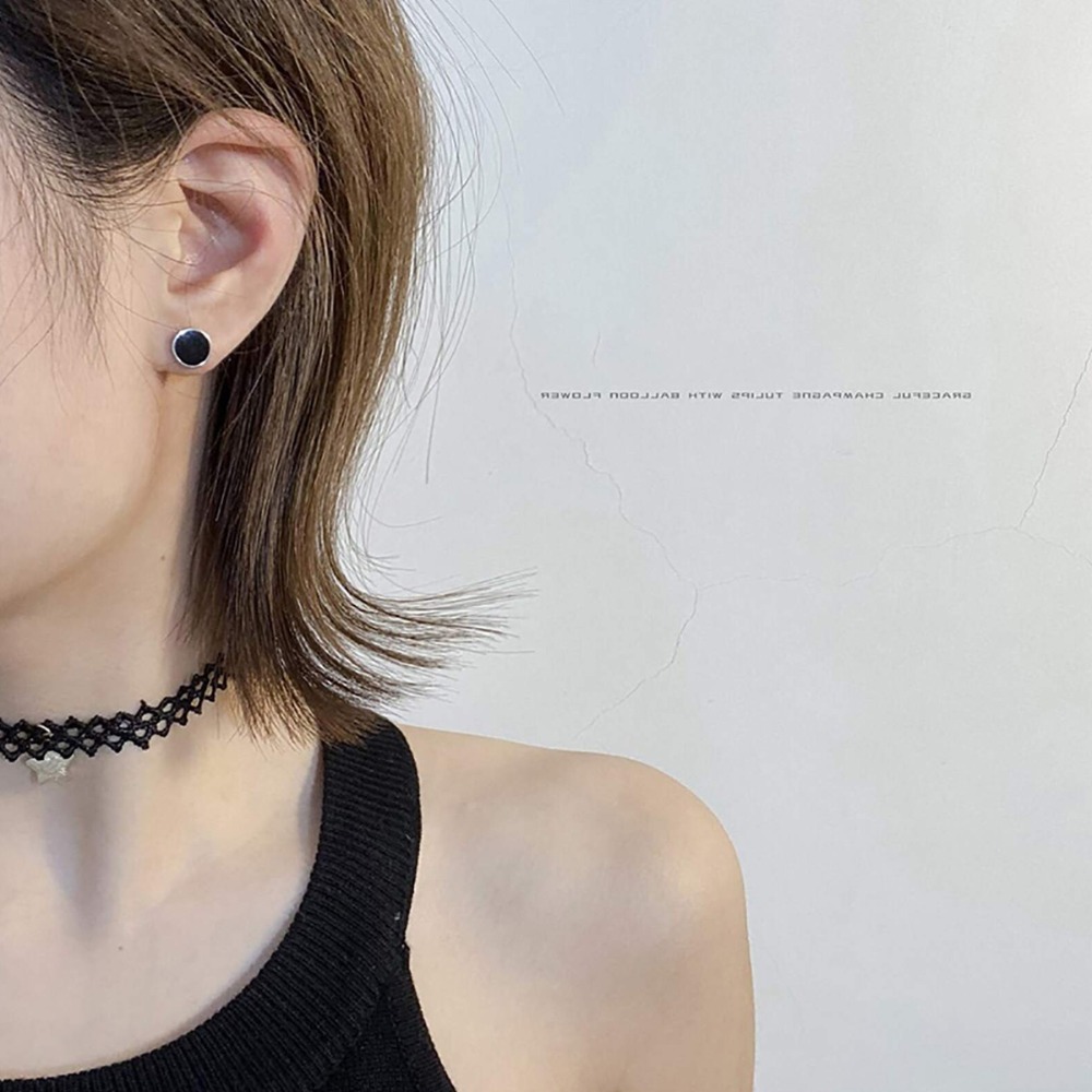 The white multifunctional food processor features a simple and versatile appearance. It combines multiple functions and is a great helper in the kitchen.