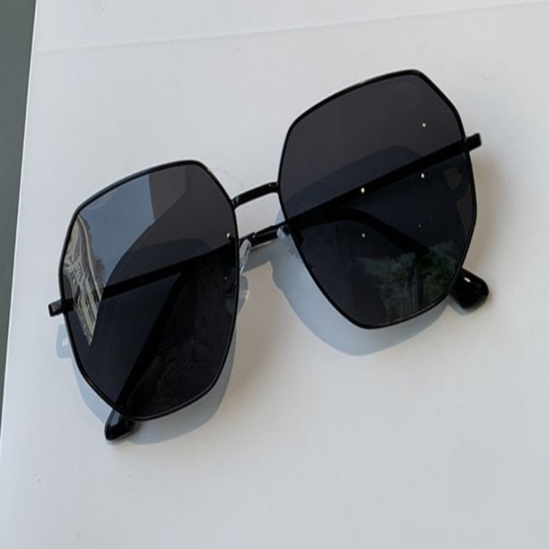 Geometric polygonal metal frame sunglasses with high-definition dark lenses that block UV rays, contouring facial features, stylish and versatile for commuting and trips