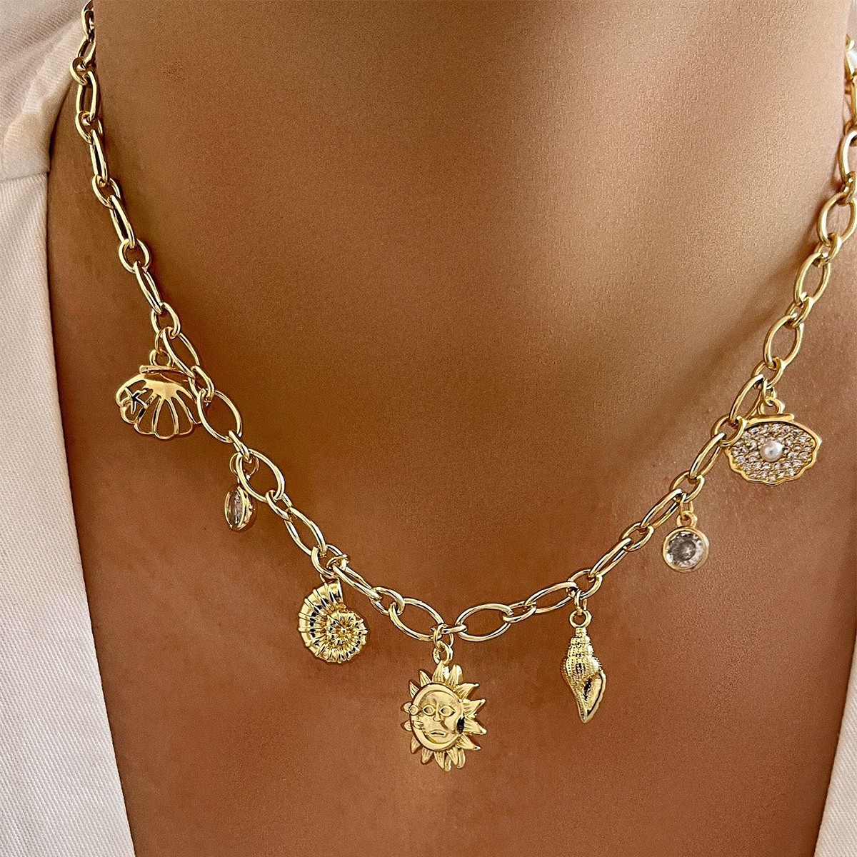 A golden starfish shell necklace for women's seaside accessories, high-end vacation turtle pendant, collarbone