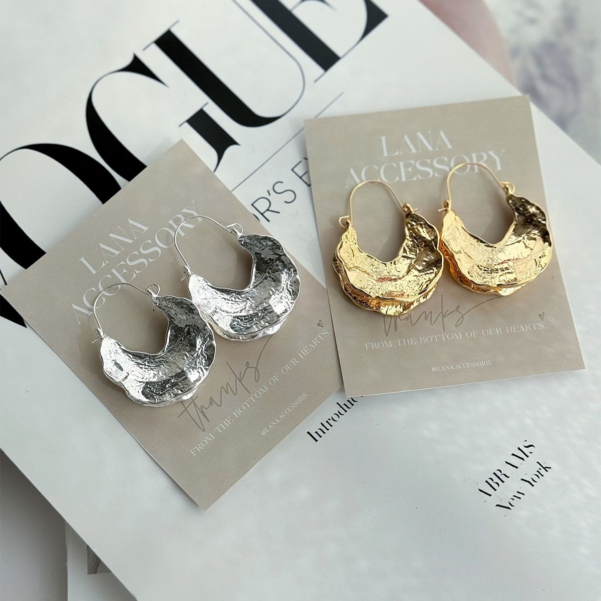 A pair of retro Baroque imitation pearl earrings with a high-end feel, irregular fan-shaped earrings that are versatile for women