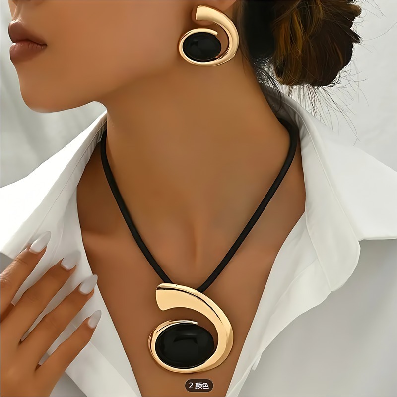 3 Piece Women Jewelry Set Geometric Black Pendant Necklace Earrings Retro Exaggerated Design Everyday Party Gift