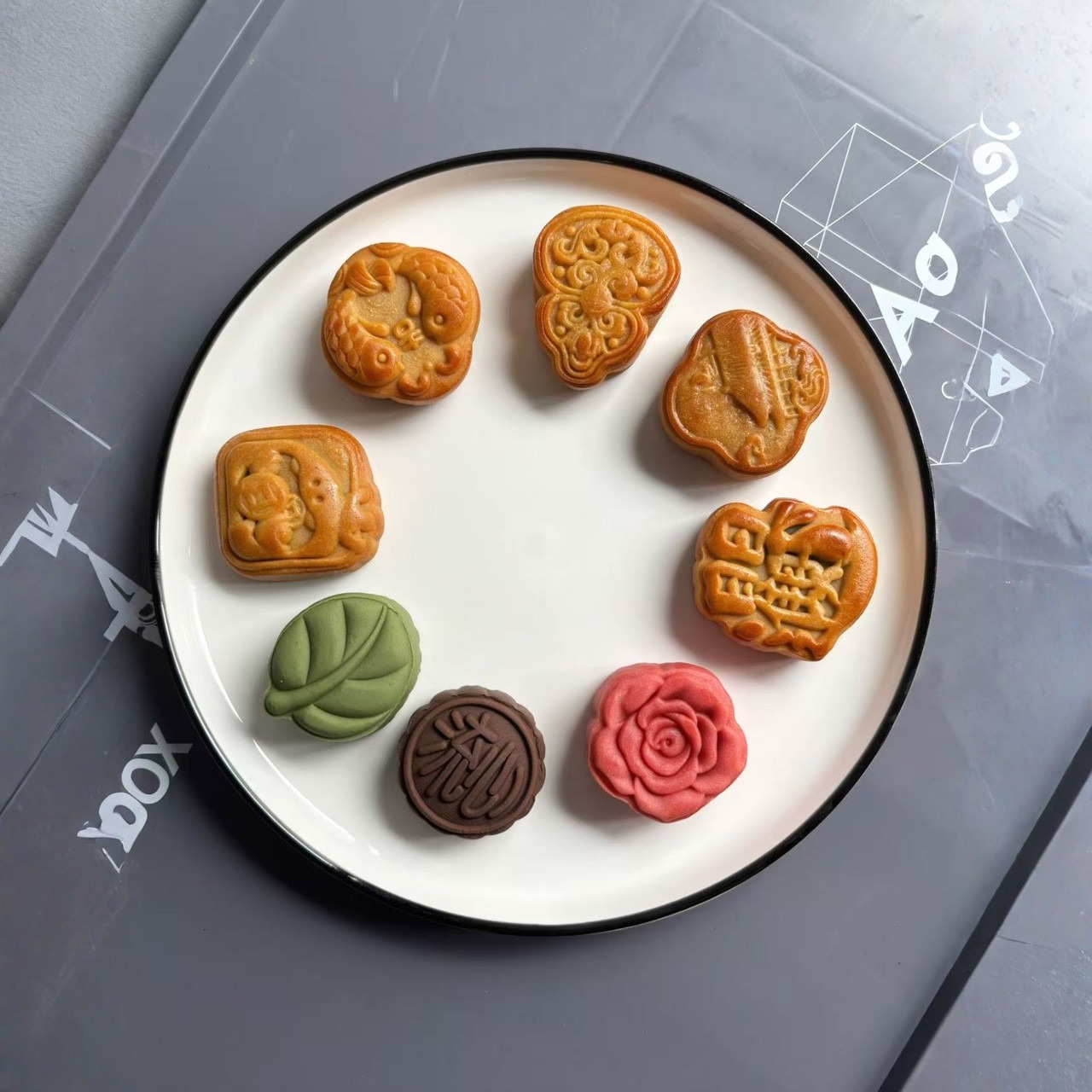 Premium 6-piece mooncake blind box, featuring selected fillings and exquisite crusts with surprise flavors. Elegant gift box, perfect for gifting or personal use.